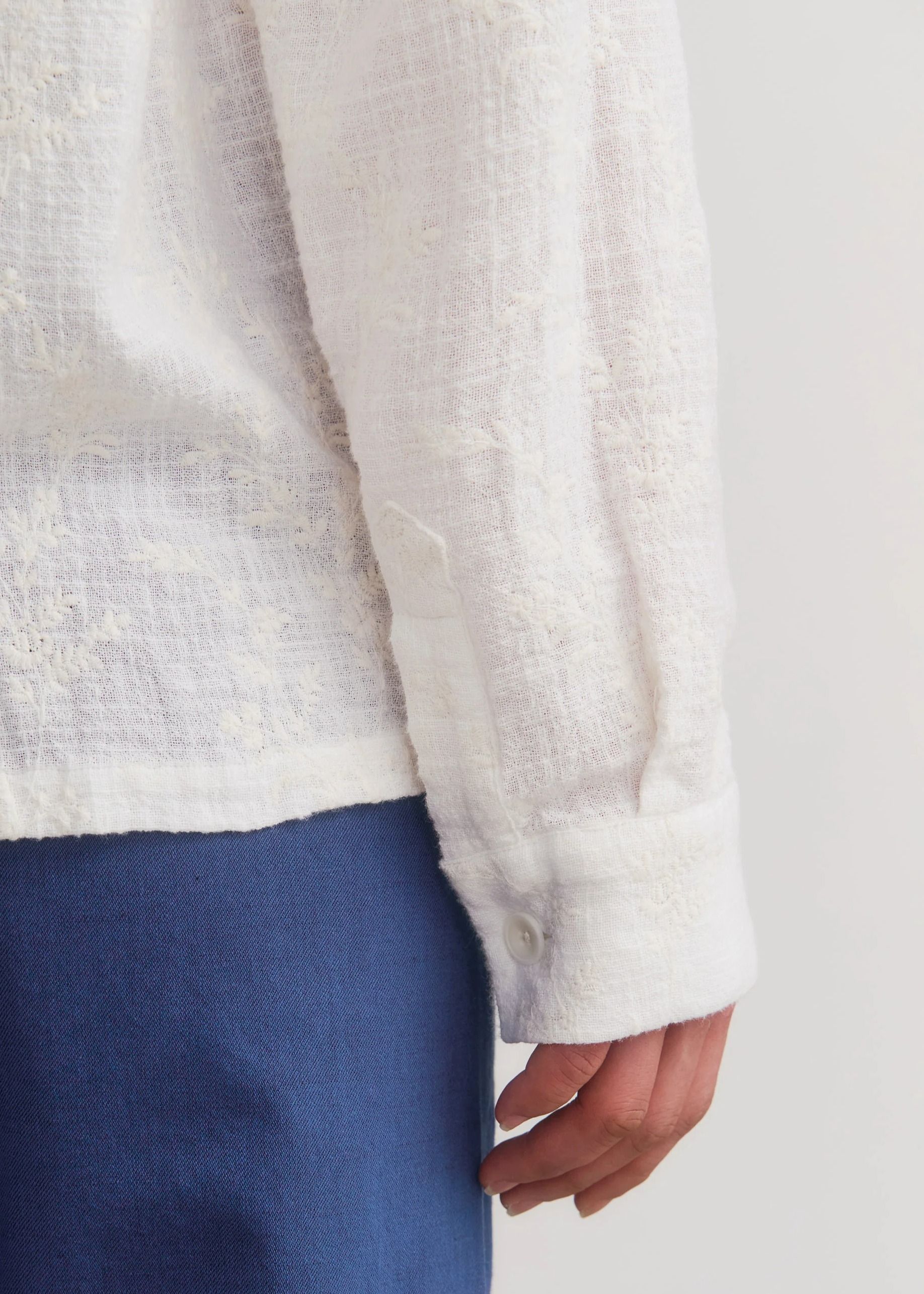 Bestickte Bluse aus Bio-Baumwolle | Weiß "Leisure shirt organic cotton - floral white", Rotholz, Foto 3