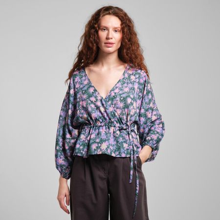 Blouse en lyocell | fleurie "wrap top rosenvik blurred flowers purple"