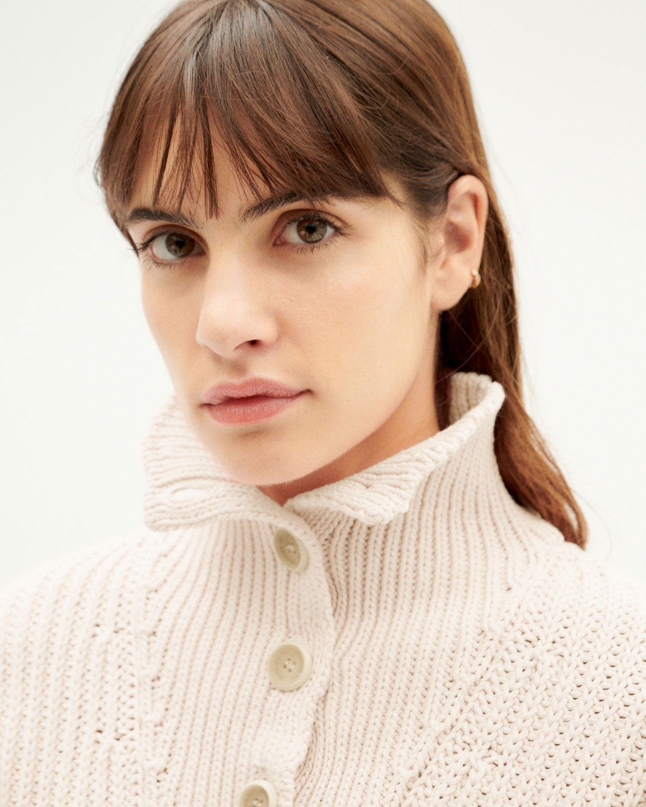 Lockerer Pullover mit hohem Kragen aus recycelten Materialien | Weiß "white susi knitted sweater", Thinking Mu, Foto 2