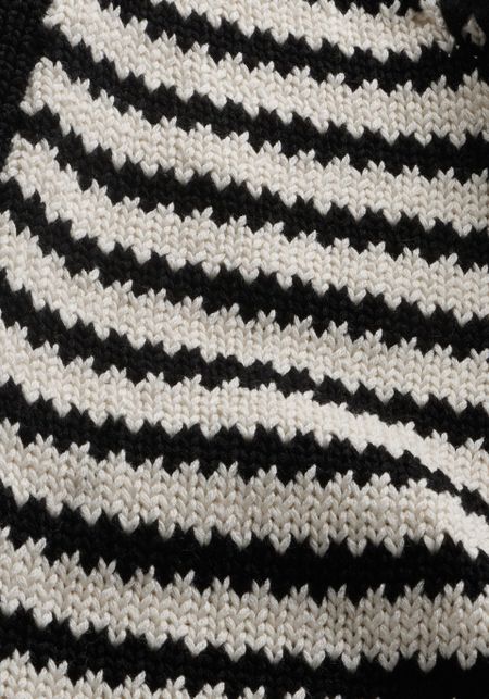Sac cabas en maille en coton bio | noir et blanc "Tote bag knit w - undyed-black" - Armedangels