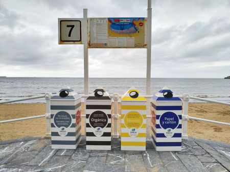 Qu'elles sont jolies ces poubelles de recyclage, ça donne envie de recycler encore plus ! | © Javier Huedo / Unsplash