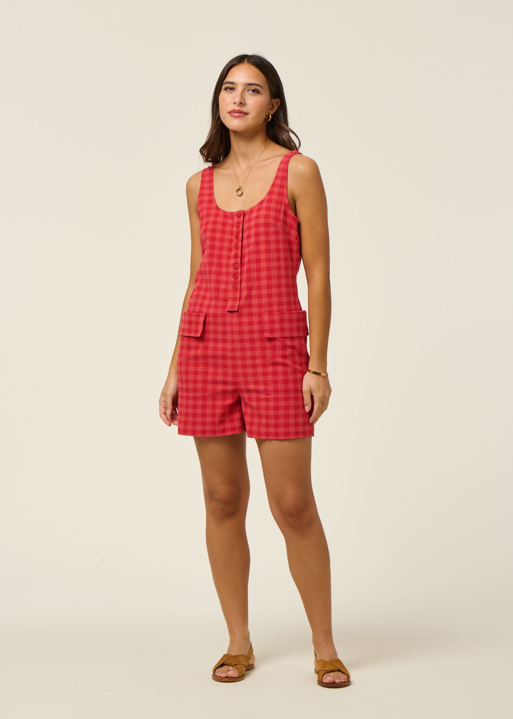 Kurzer Seersucker-Jumpsuit aus Bio-Baumwolle | Vichy Rot Rosa "red checks seersucker maud jumpsuit", Thinking Mu, Foto 6