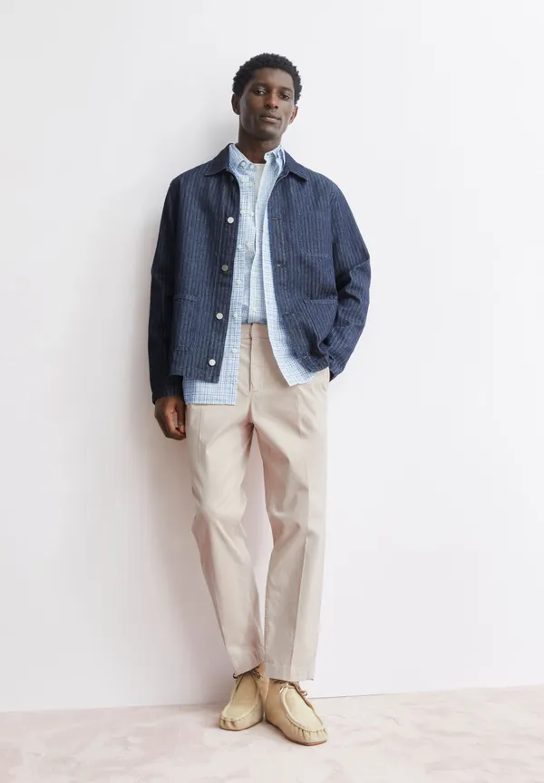 Pantalon pinces droit en coton bio | beige "Taamir pleated chino pant - sandstone", Armedangels