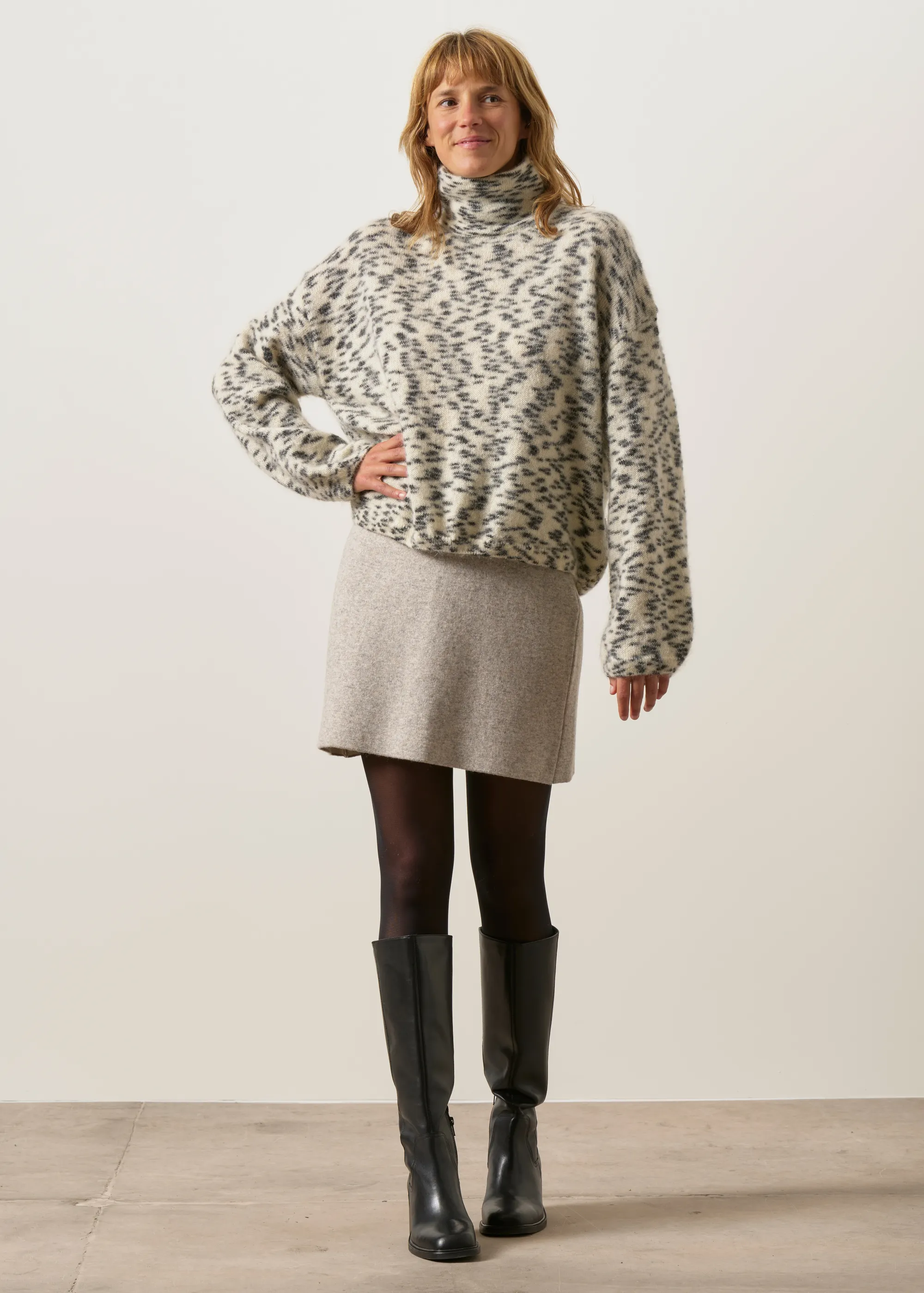 Pull col montant en laine bio et mohair certifiée| blanc et noir, Armedangels, photo 2
