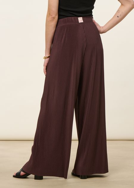 Pantalon évasé plissé en matière recyclée | chocolat "paulina" - émoi émoi