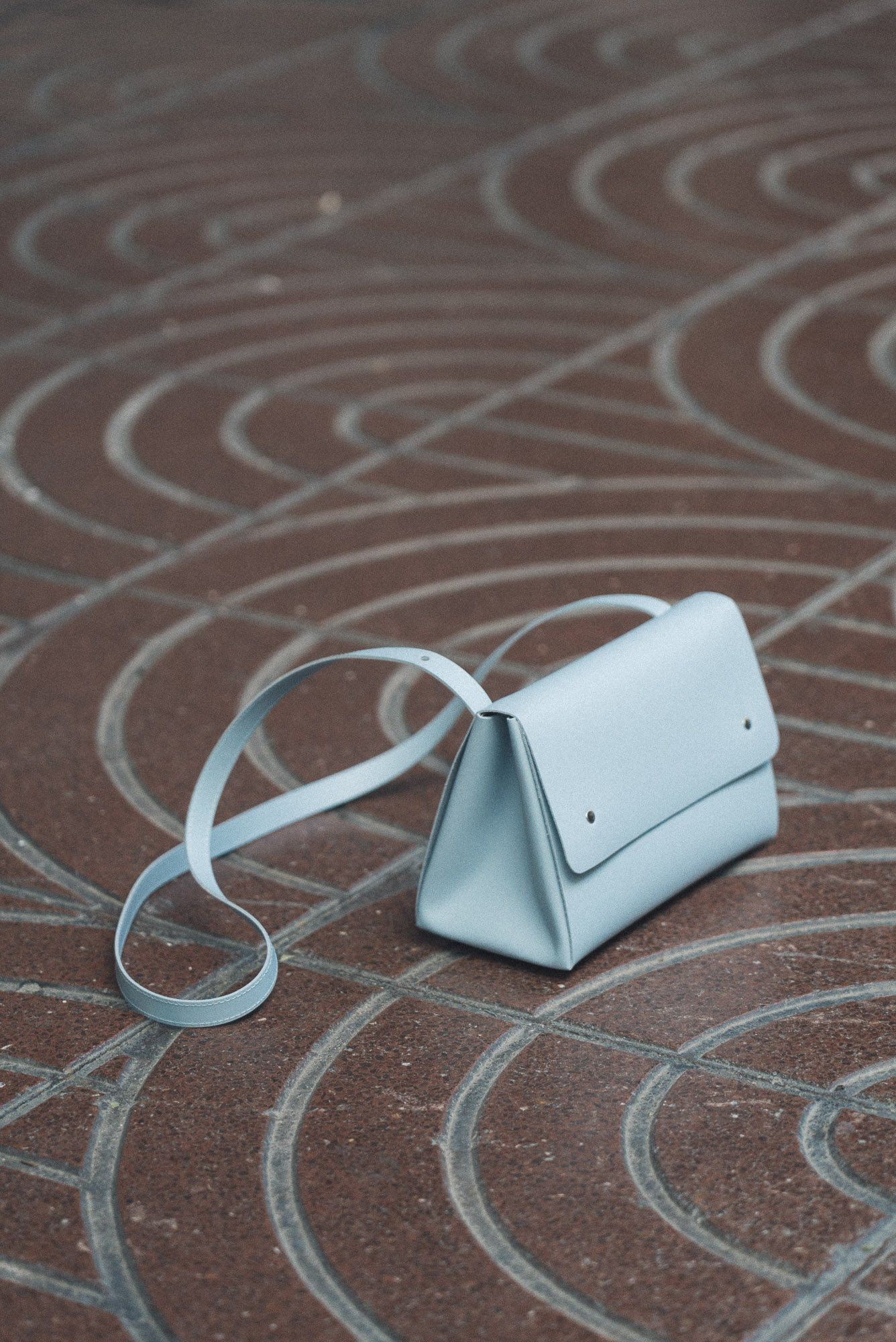 Sac bleu ciel en cuir recyclé - triangle bucket, Walk with me, photo 6