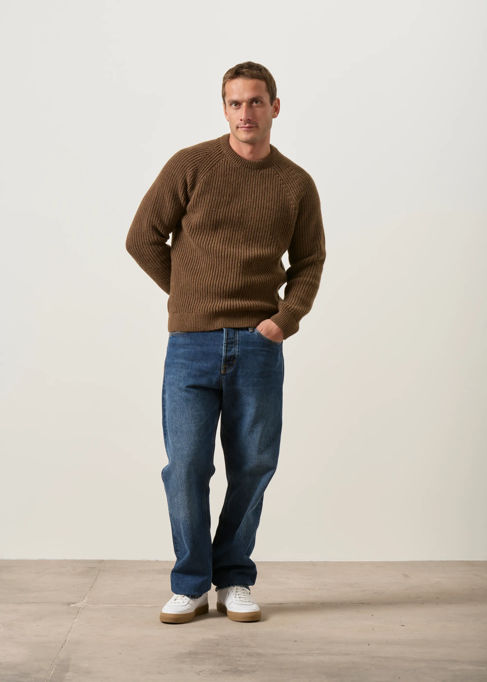 Pull raglan côtes anglaises en laine mérinos | chocolat, WeDressFair, photo 4