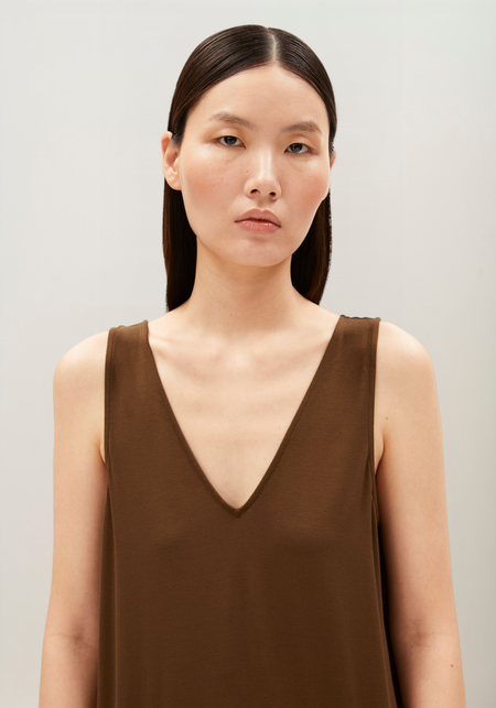 Robe longue en tencel | marron "Sleeveless jersey midi dress - dried palm" - Armedangels
