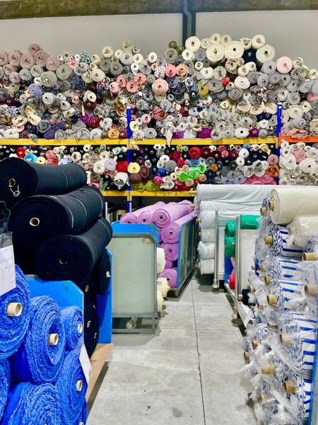 Rouleaux de tissu dans notre atelier au Portugal