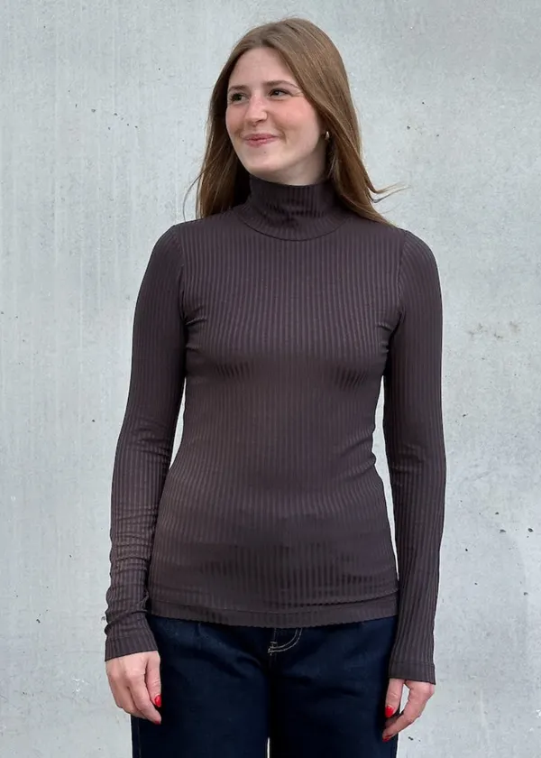 Top col roulé côtelé en tencel | marron "mio mud", Jan'n June