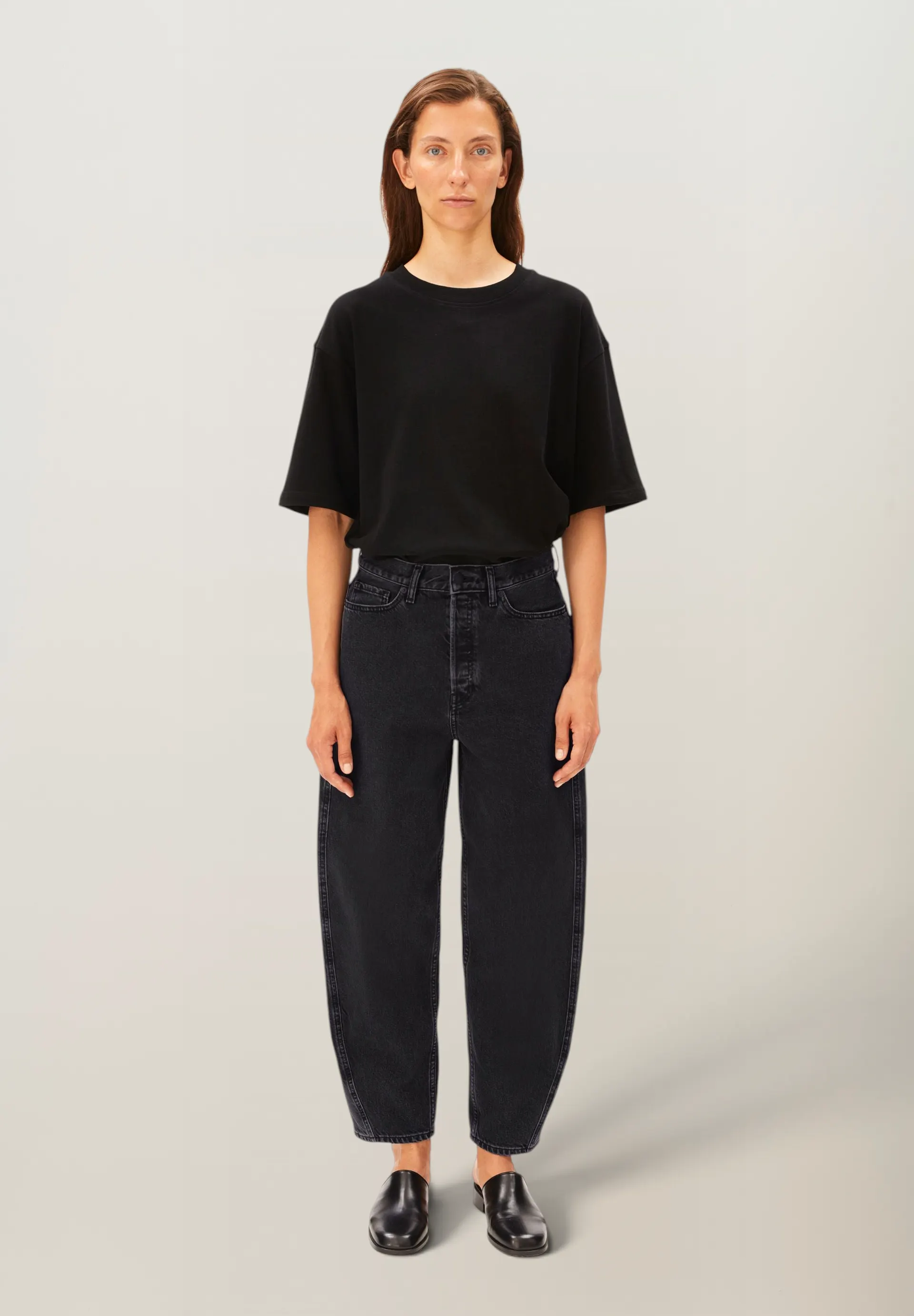 Jean ballon en coton recyclé | noir "Baarly high waist barrel jean - ebony black", Armedangels, photo 4