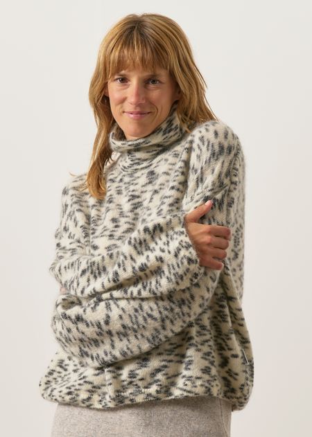 Pull en tricot en laine et mohair | blanc et noir "Mohair blend dots knit sweater - oatmilk-black" - Armedangels