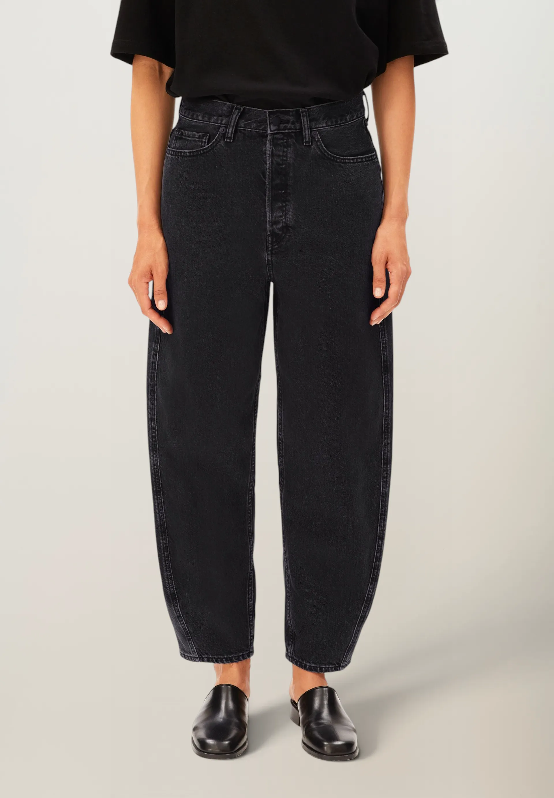 Jean ballon en coton recyclé | noir "Baarly high waist barrel jean - ebony black", Armedangels, photo 1