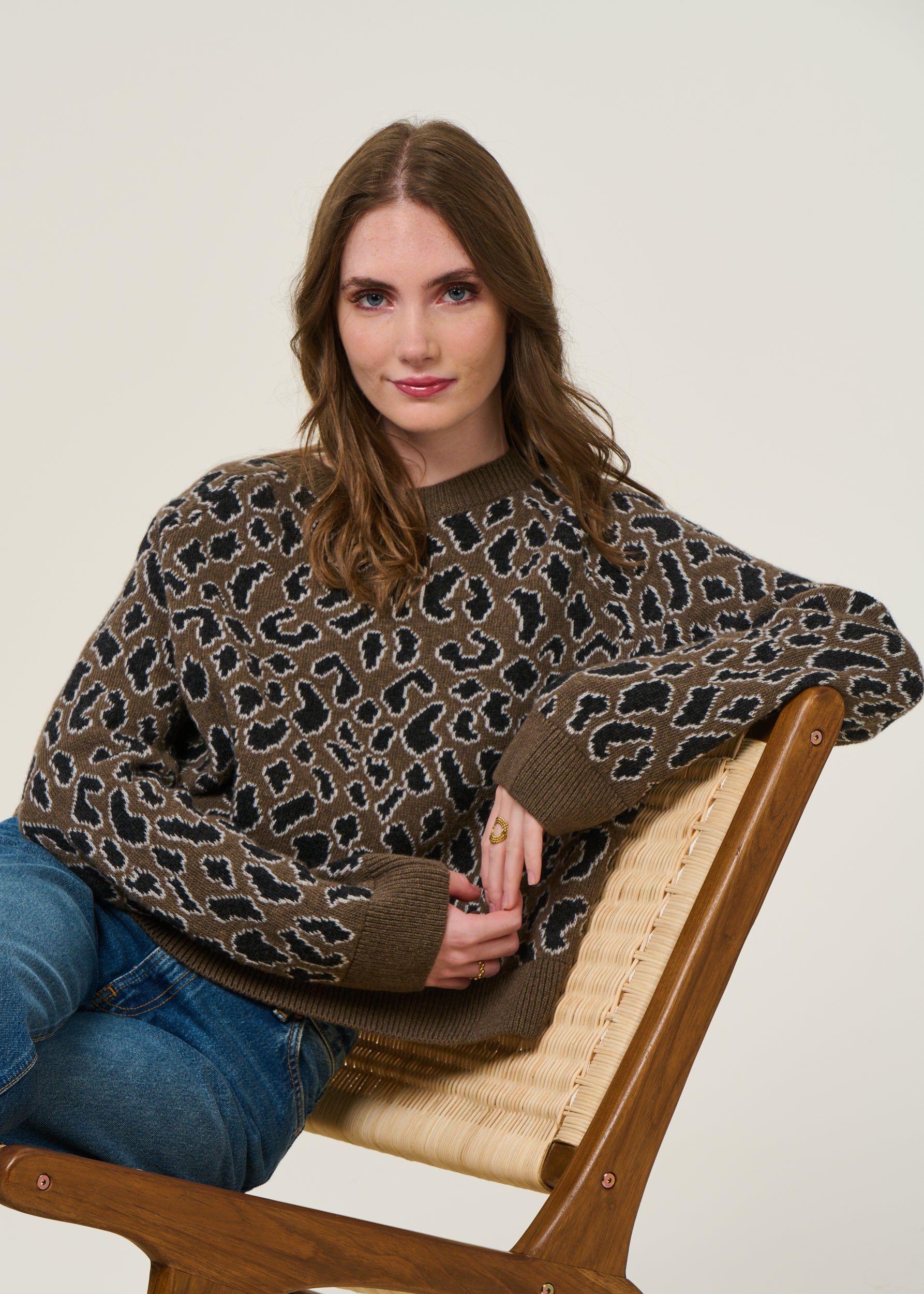 Pullover mit Leopardenmuster aus Wolle | Braun "diliriaa leopaa - walnut cream", Armedangels, Foto 3