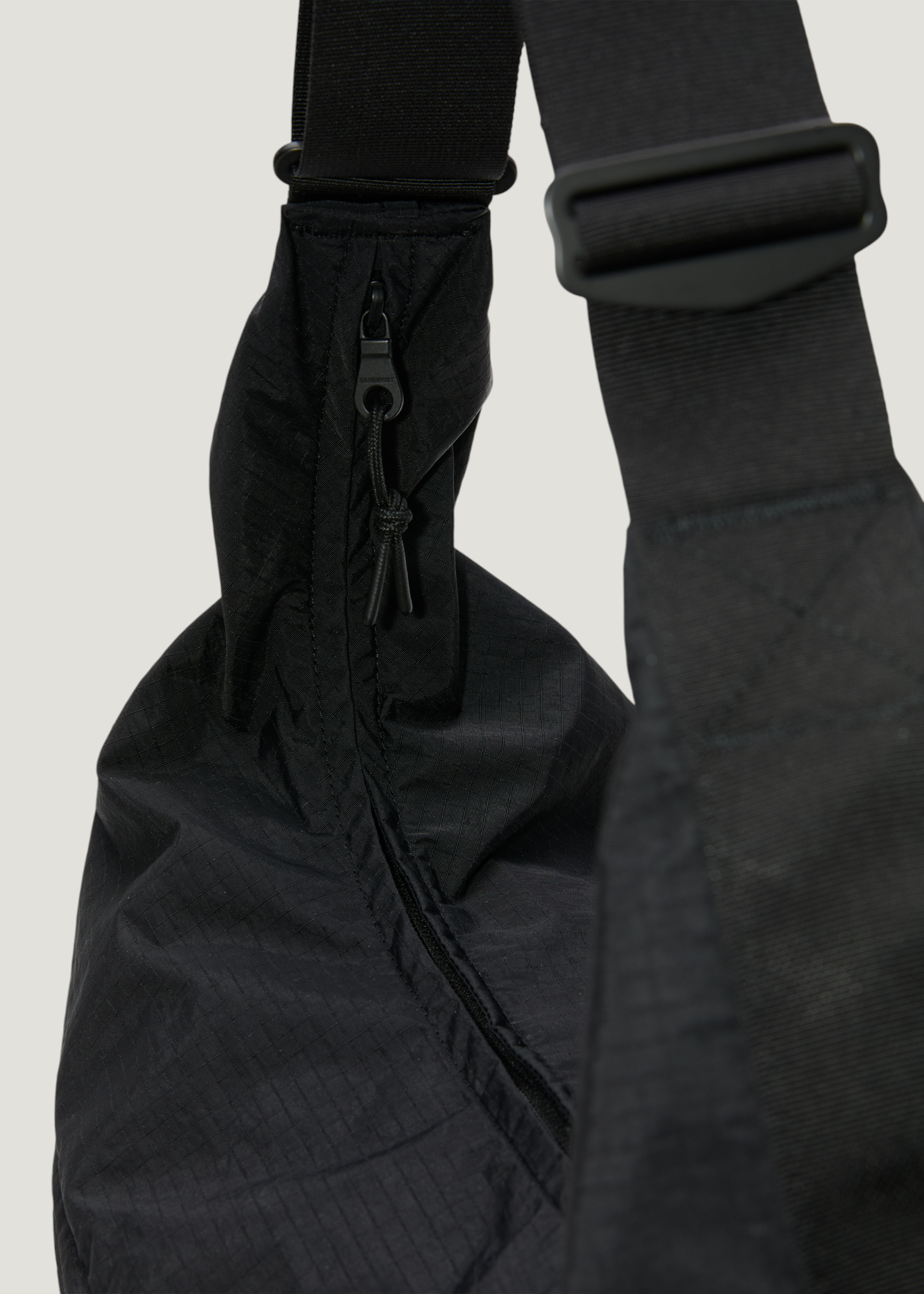Sac bandoulière 20L en matière recyclée | noir "Grid shoulder bag - black", Sandqvist, photo 3