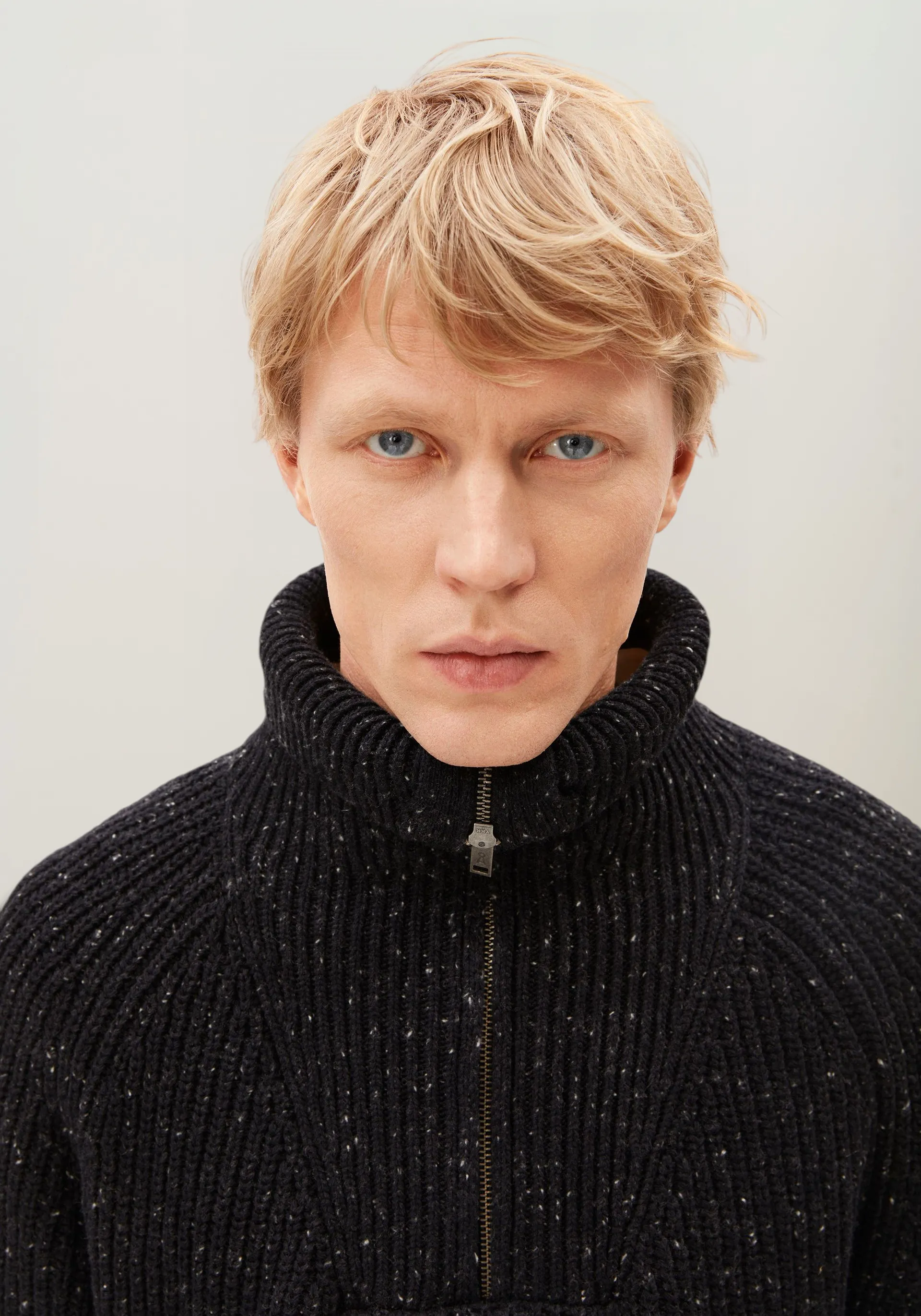 Pull col zippé en coton bio et en laine recyclée | noir "Tweed knit troyer - black", Armedangels, photo 2