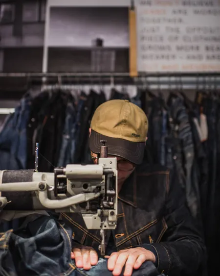 Atelier de réparation Nudie Jeans.