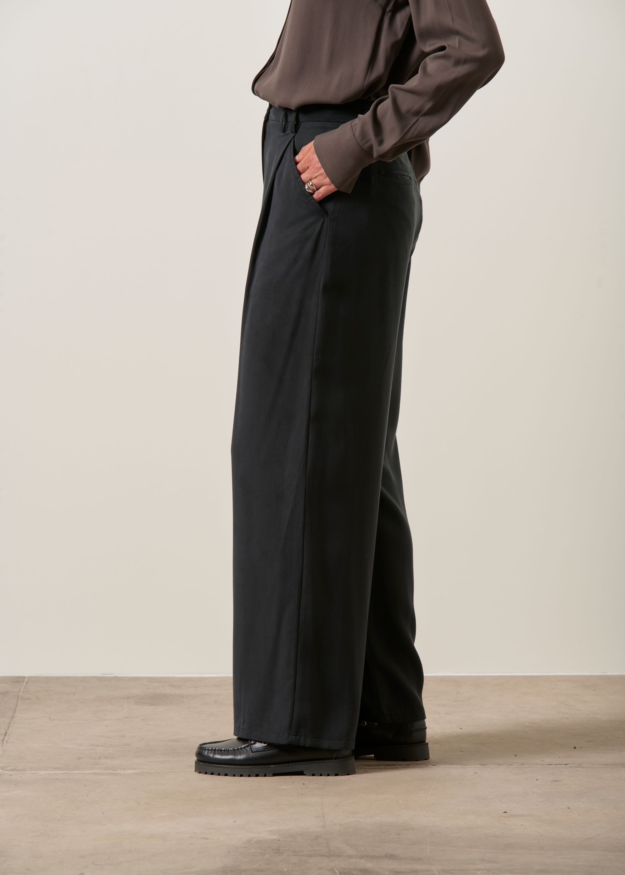 Weite Bundfaltenhose aus Tencel | Schwarz "Black molly pants", Thinking Mu, Foto 6