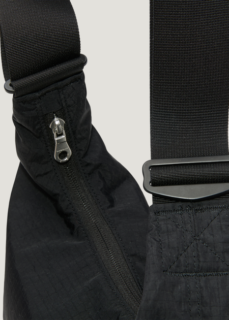 Umhängetasche 5L aus recyceltem Material | schwarz "Grid shoulder bag mini - black", Sandqvist, Foto 3
