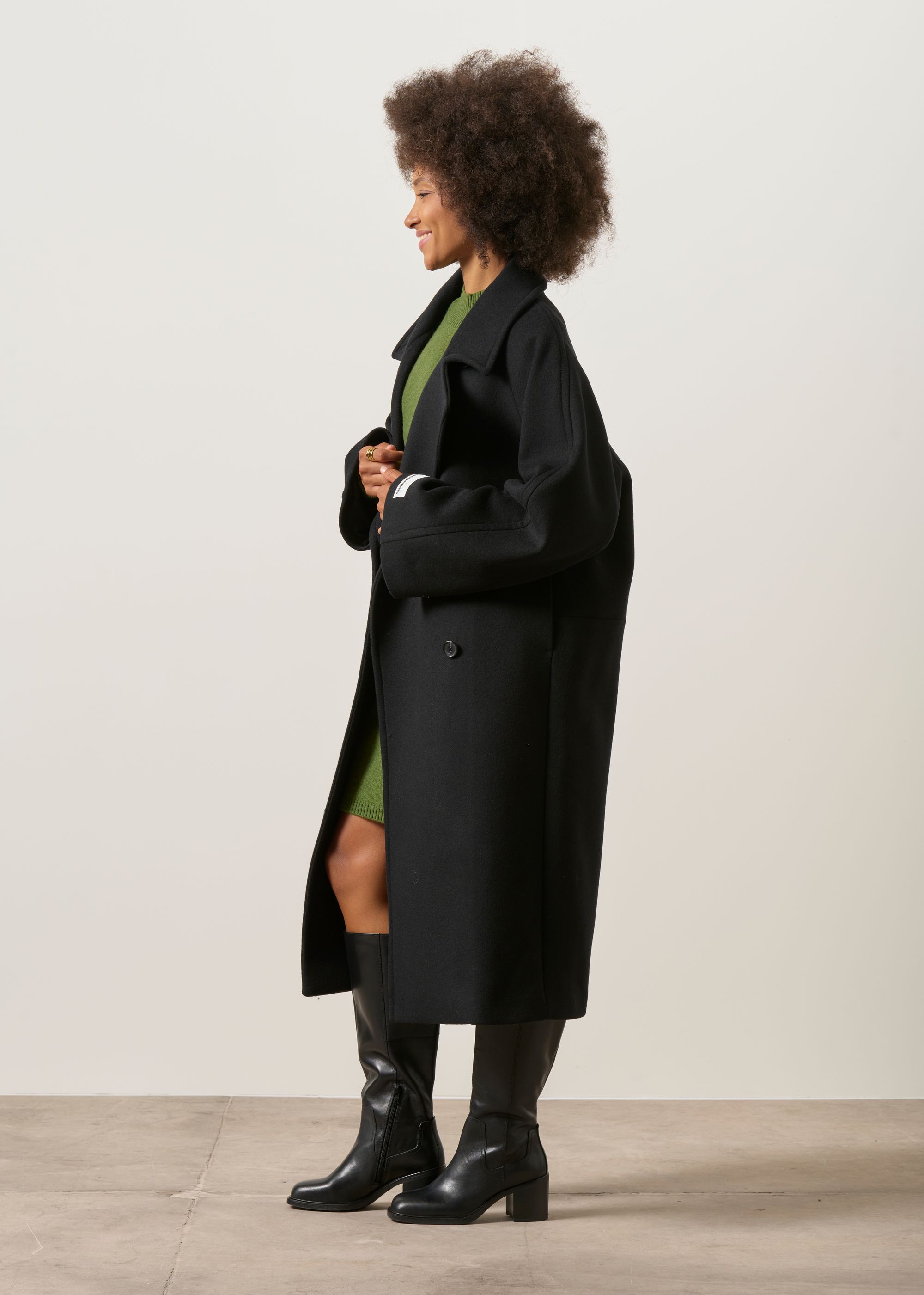 Langer Mantel aus recycelter Wolle | Schwarz "Wool double-breasted coat", Armedangels, Foto 3