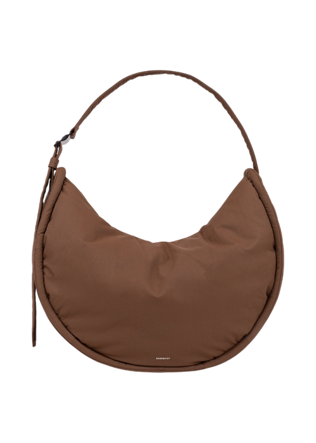 Sac bandoulière en matière recyclé | marron "half moon bag - dark taupe" - Sandqvist