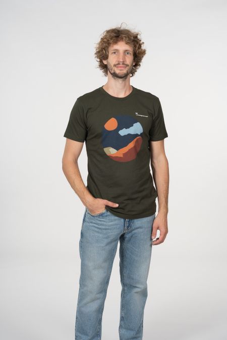 T-shirt kaki avec imprimé paysage en coton bio - alder forrest night