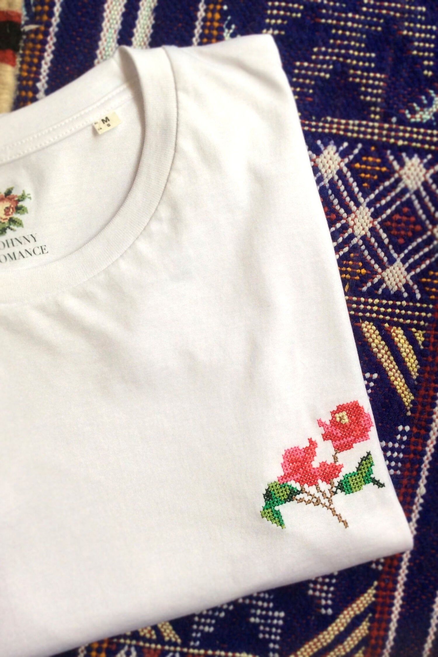 T-shirt brodé blanc en coton bio - bougainvillier, Johnny Romance, photo 1