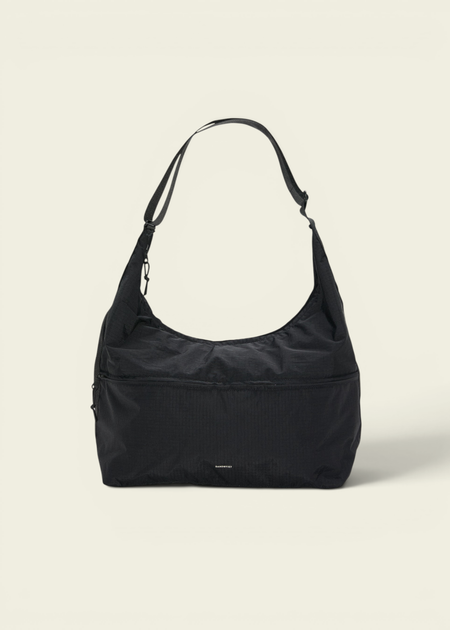 Sac bandoulière en matière recyclée | noir "Grid shoulder bag - black" - Sandqvist