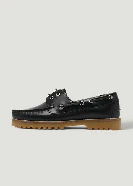 Chaussures bateau en cuir certifié | noir "ollie boat shoe - black polido leather / gum sole", Garment Project