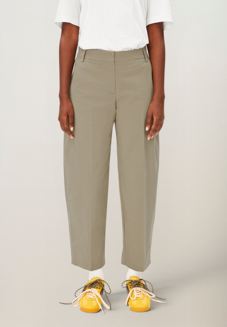 Pantalon ballon en coton bio | vert "Barrel leg twill pant - light sage" - Armedangels