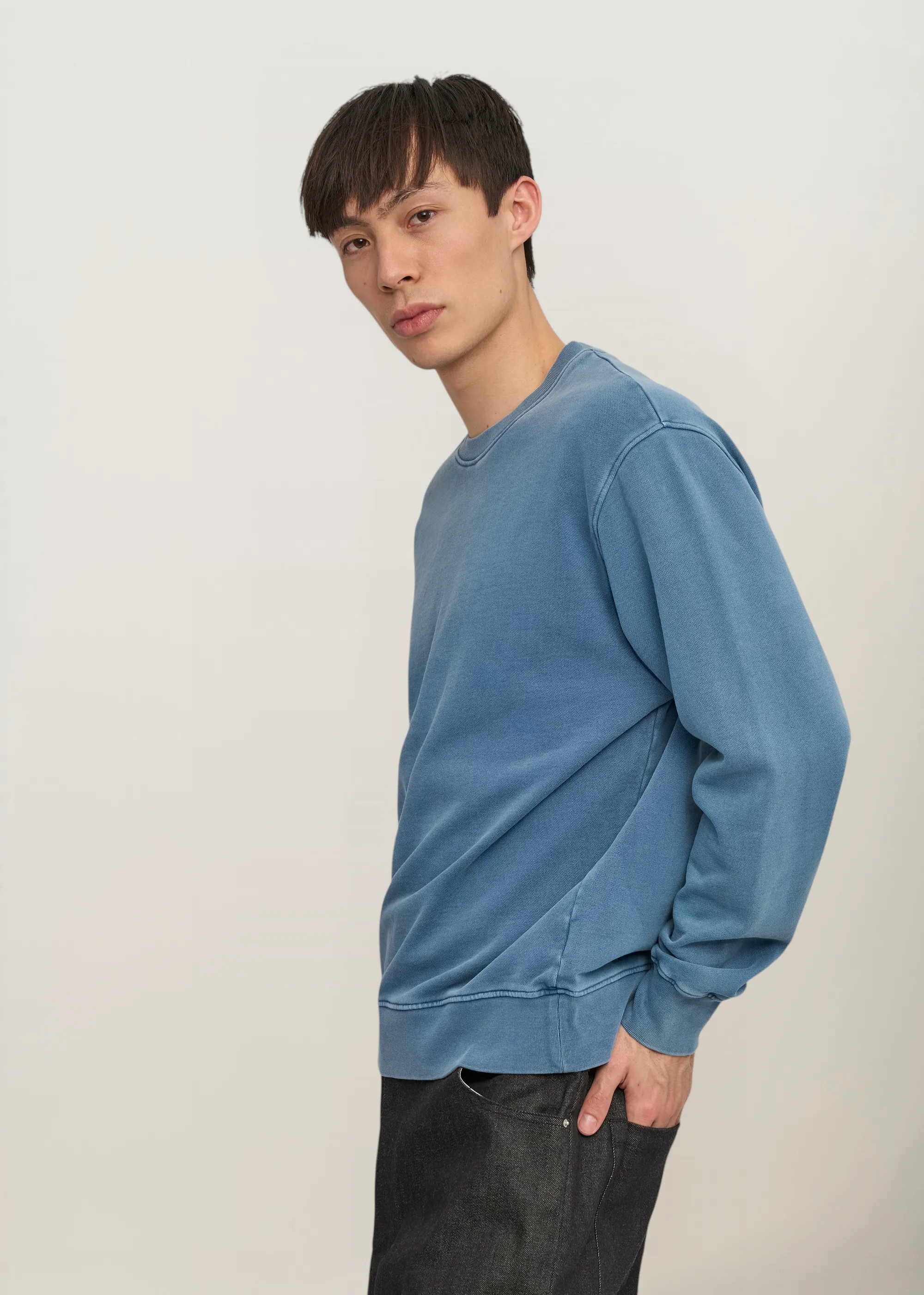 Sweat en coton bio | bleu "faded indigo", Colorful Standard, photo 3