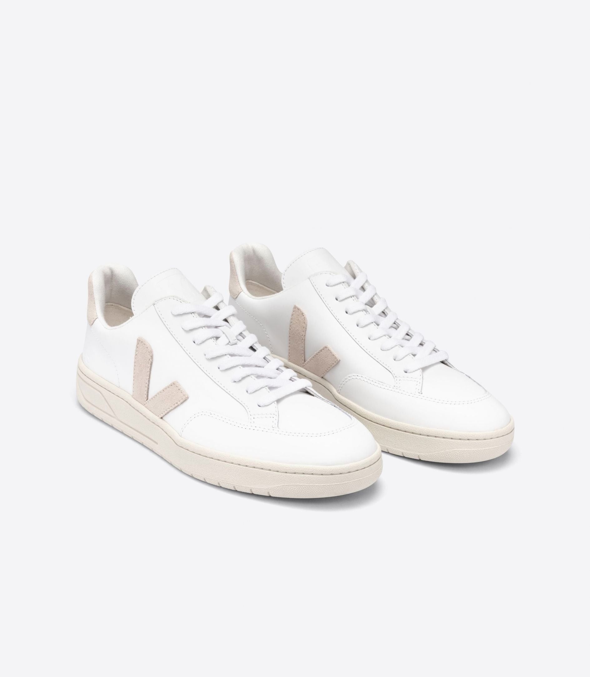 Basket basses en cuir et suède certifiés | blanc et beige "v-12 leather extra white sable", Veja, photo 2