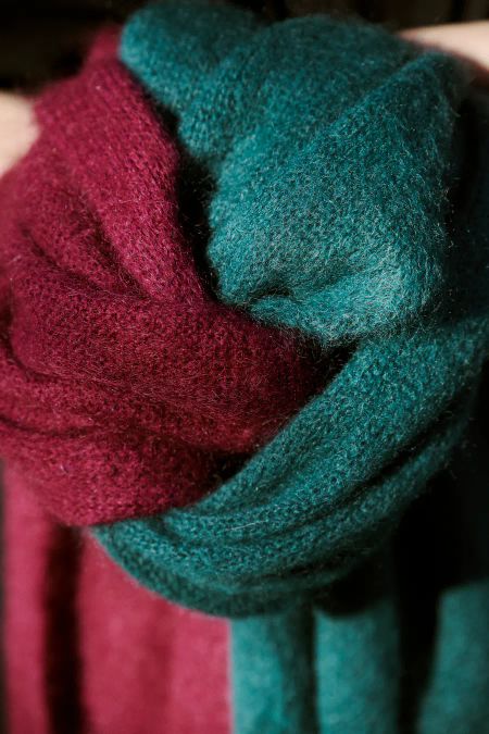 Mohair-Schals in Aubergine und Smaragdgrün
