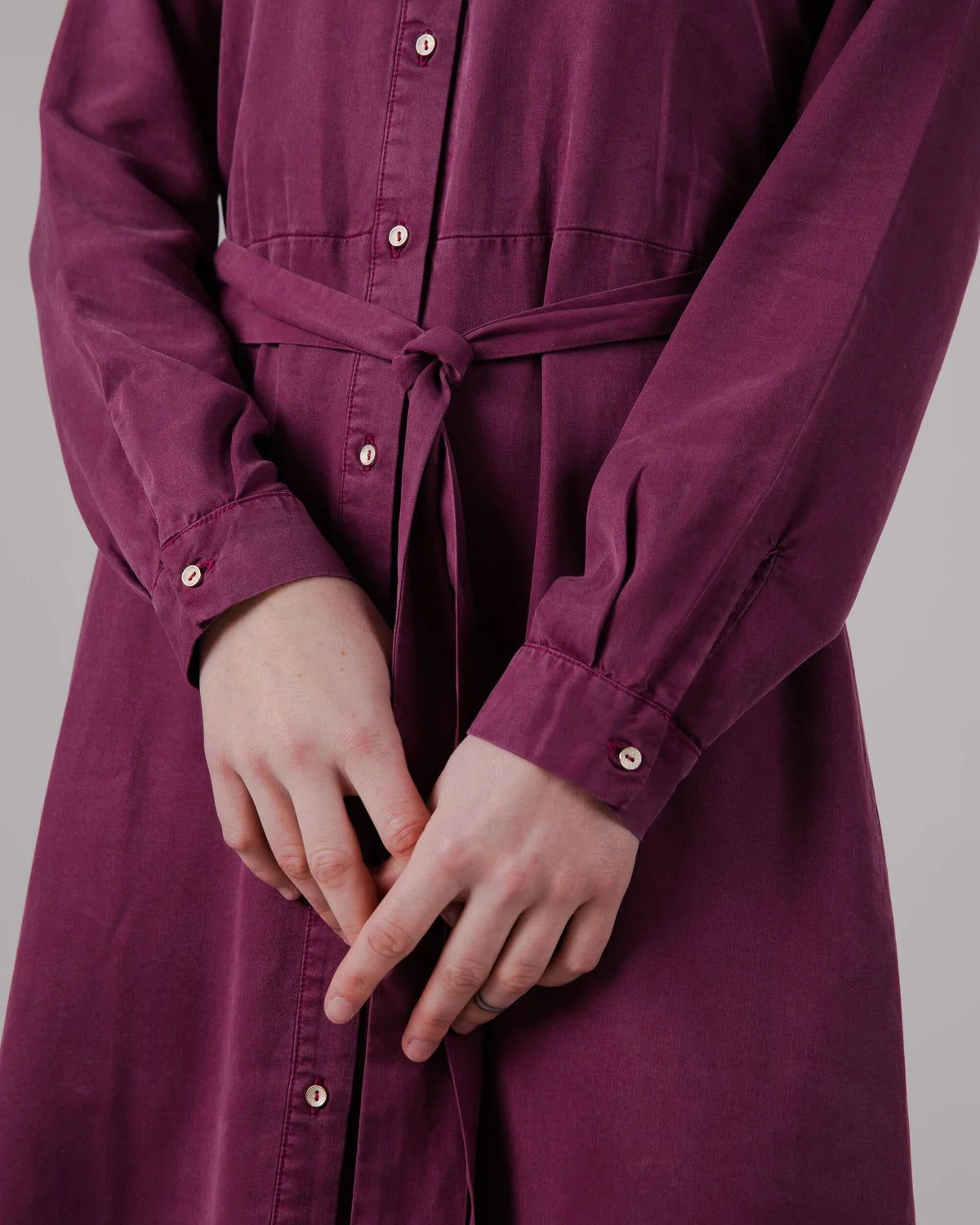 Langes Kleid aus ECOVERO | Pflaume "gina vneck long sleeve dress", Brava Fabrics, Foto 2