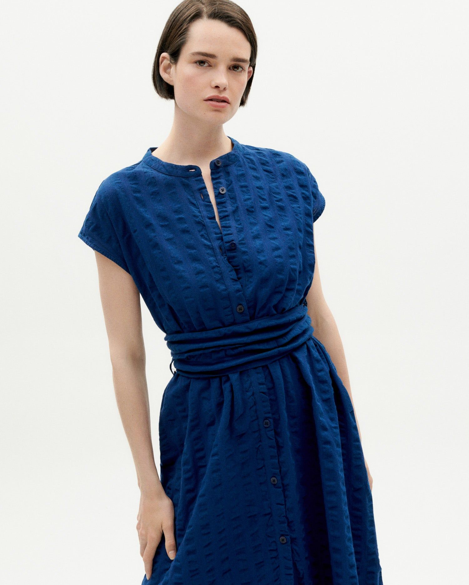 Robe midi ceinturée en coton bio | bleu "navy big seersucker gretel dress", Thinking Mu, photo 2