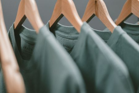 Ces t-shirts ont 32 jours... et ils ont un peu peur de la suite © Keagan Henman / Unsplash