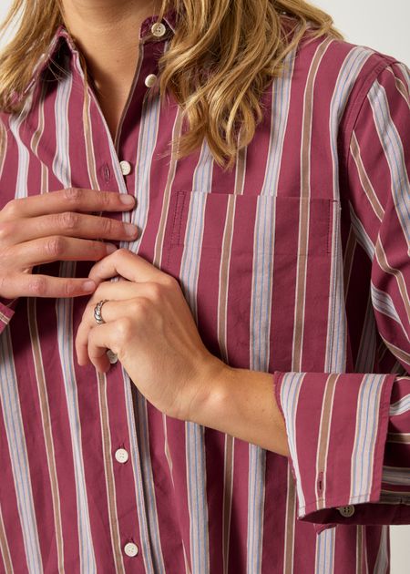 Chemise ample en coton bio | rayée "Stripe loose shirt blouse | velvet red-amberwood" - Armedangels