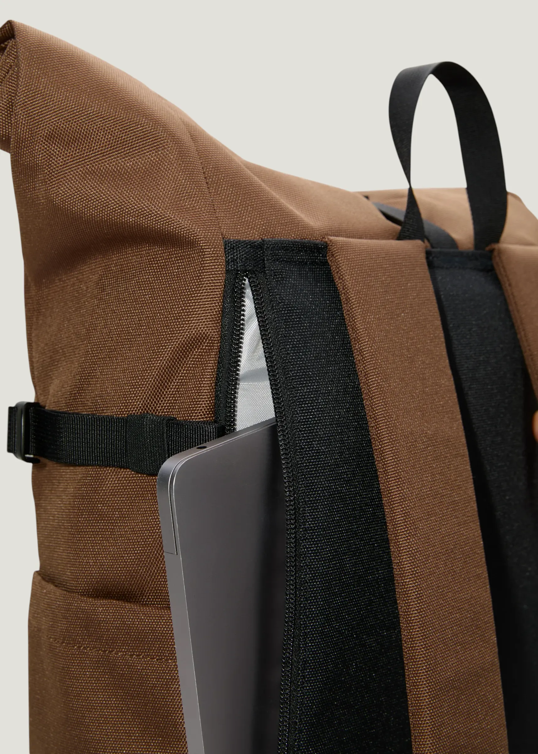 Sac à dos 23l en matière recyclée | marron "Icon rolltop backpack 14 - brown", Sandqvist, photo 3