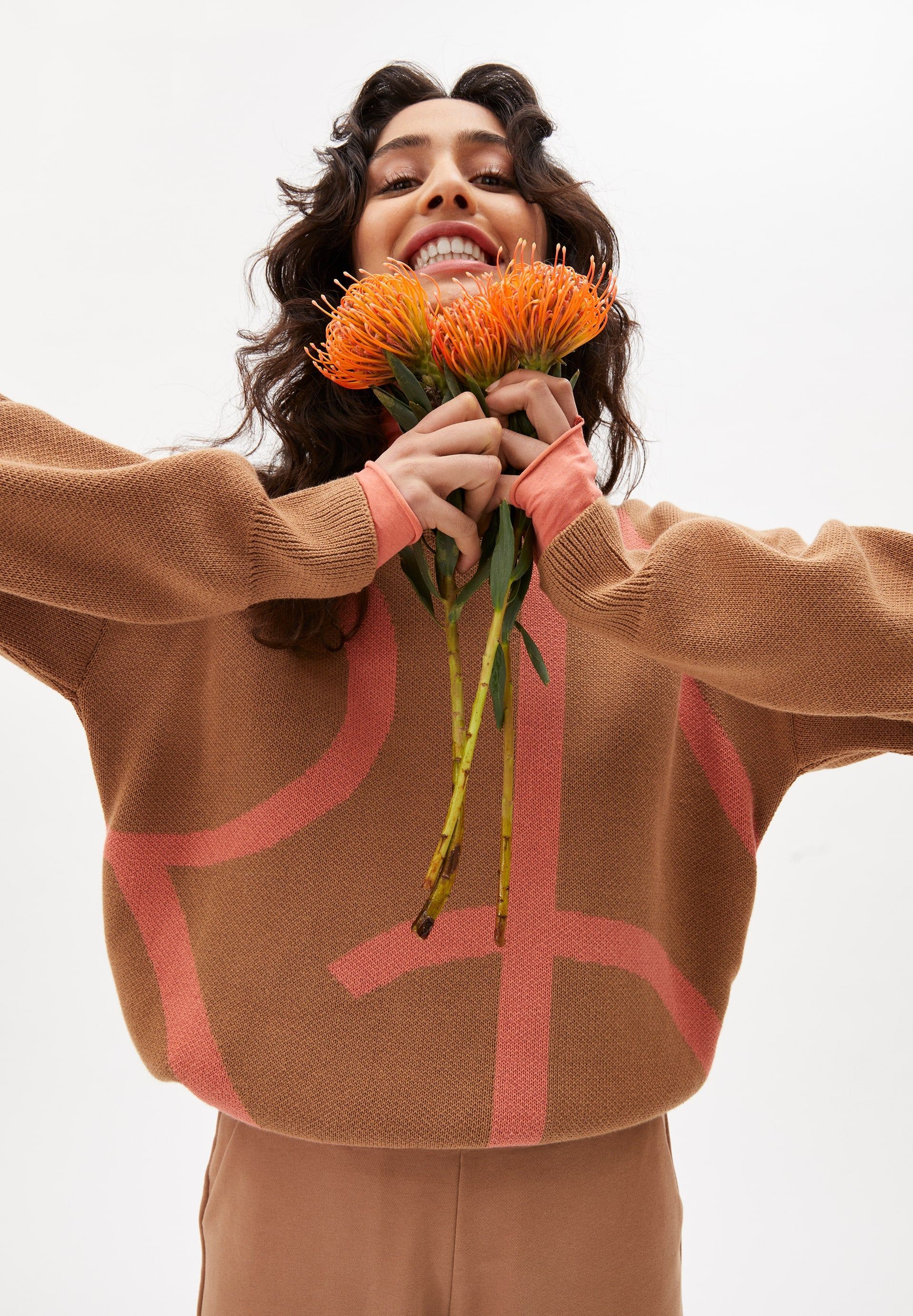 Pull bicolore en coton bio - maniaa logomania smoky almond-pink maple, Armedangels, photo 2