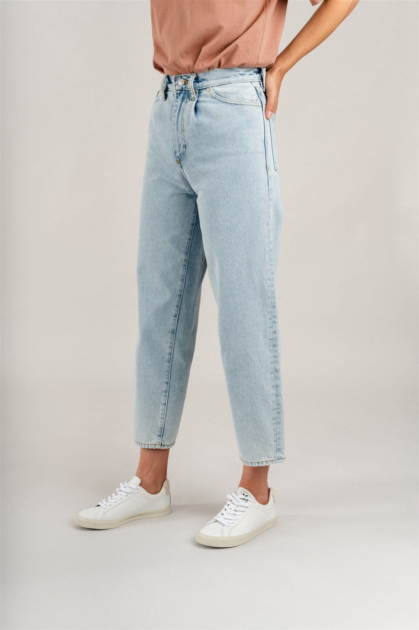 Jean 7/8 droit bleu clair en coton bio - aanike powder indigo, Armedangels, photo 3