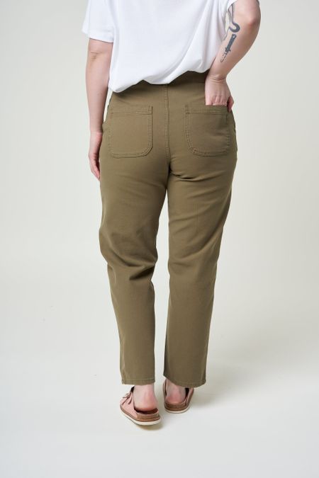 Hose mit geradem Schnitt aus Bio-Baumwolle in Oliv - calla burned olive, Knowledge Cotton Apparel, Foto 3