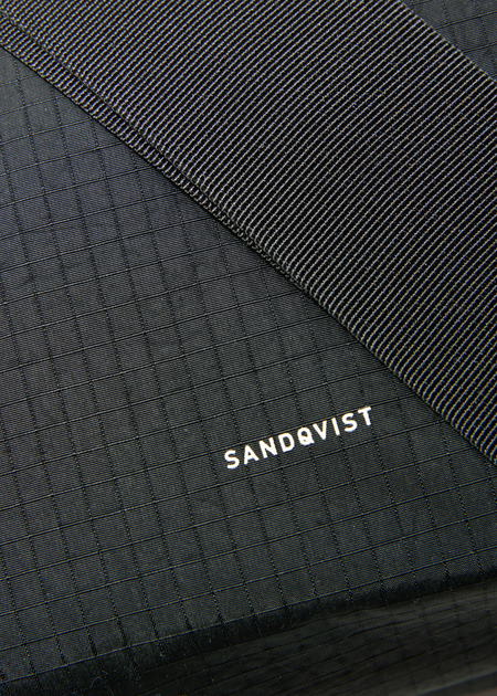 Umhängetasche 5L aus recyceltem Material | schwarz "Grid shoulder bag mini - black", Sandqvist, Foto 4