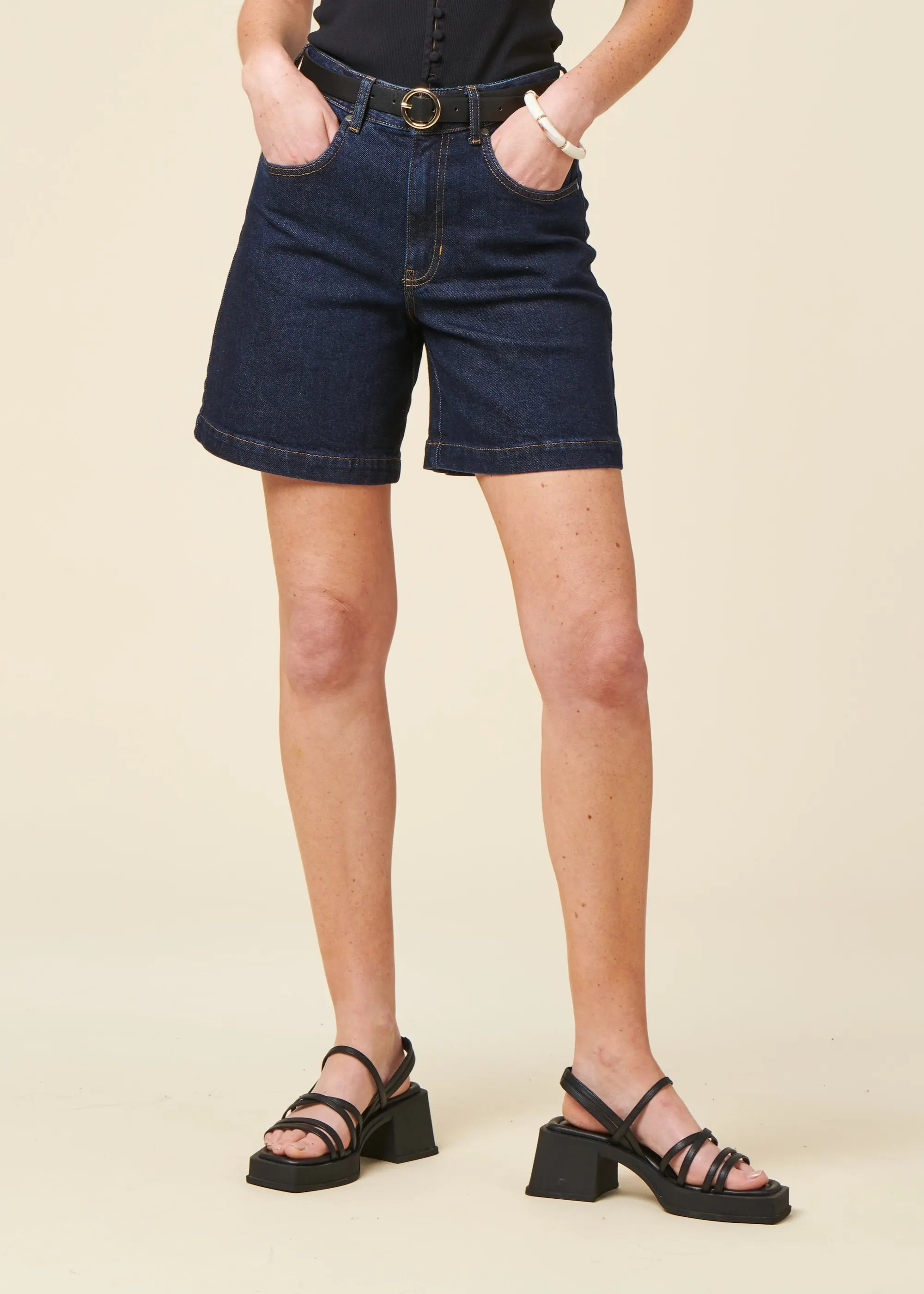 Short denim en coton biologique | bleu "dark clean denim luisa shorts - denim", Thinking Mu, photo 1