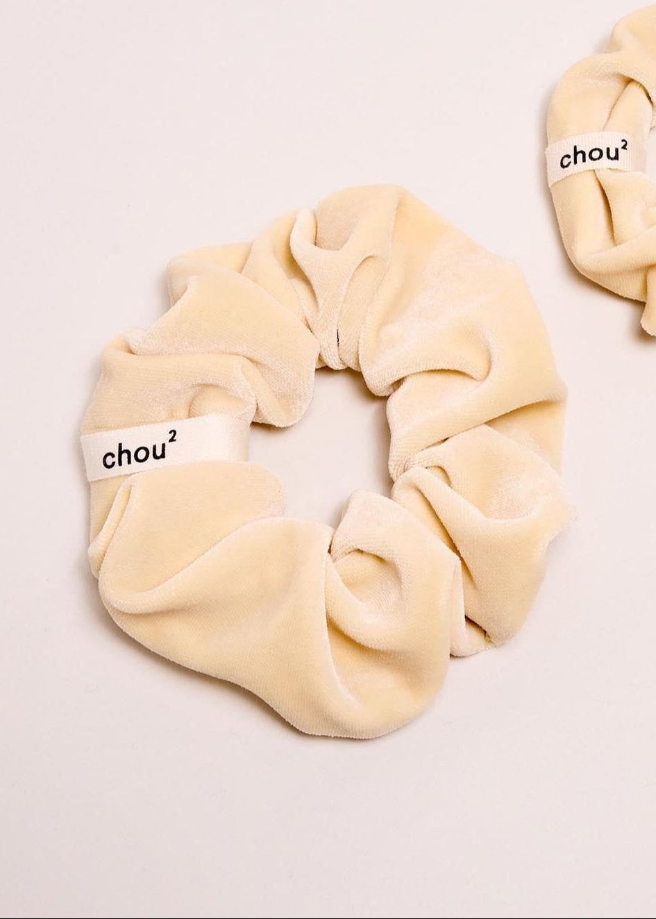 Scrunchie aus upgecyceltem Material | Beige "chouchou en velours beige", Chou², Foto 2