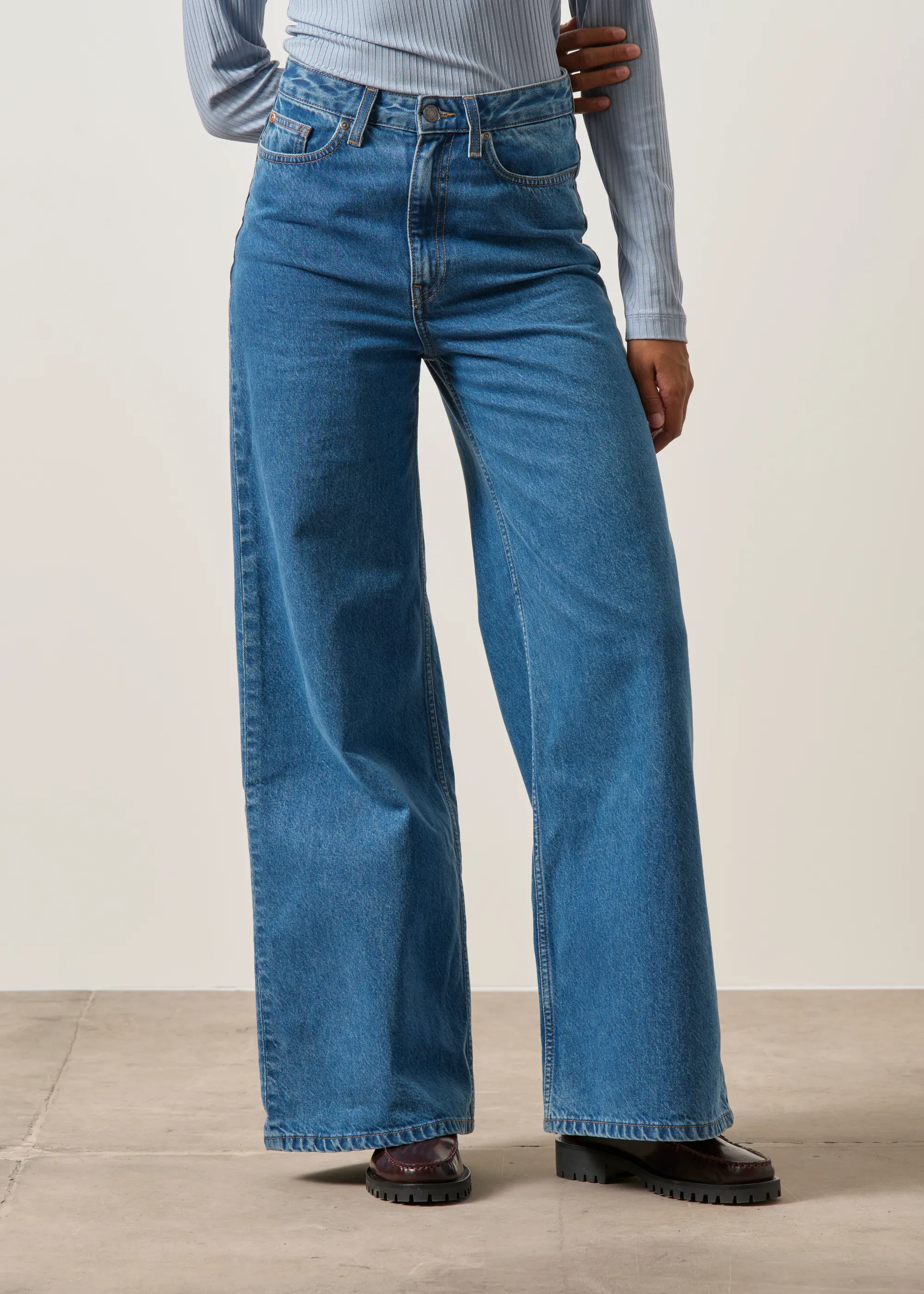 Jean wide leg coton bio et recyclé | bleu "sara high loose - stone vintage", Mud Jeans, photo 2