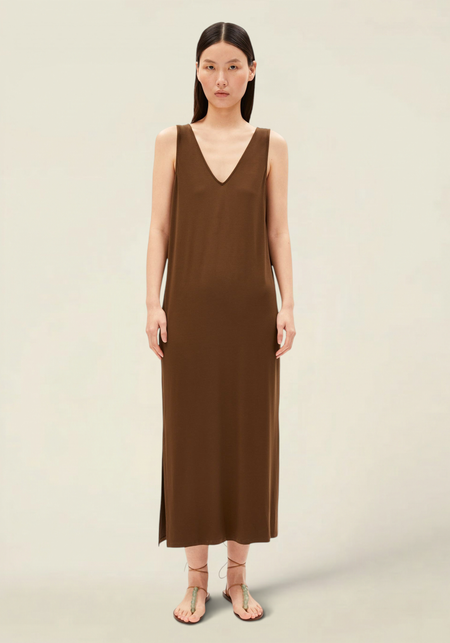 Robe longue en tencel | marron "Sleeveless jersey midi dress - dried palm" - Armedangels