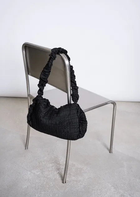 Sac à main en ecovero | noir "Ruffled bag avi black", Jan'n June, photo 3