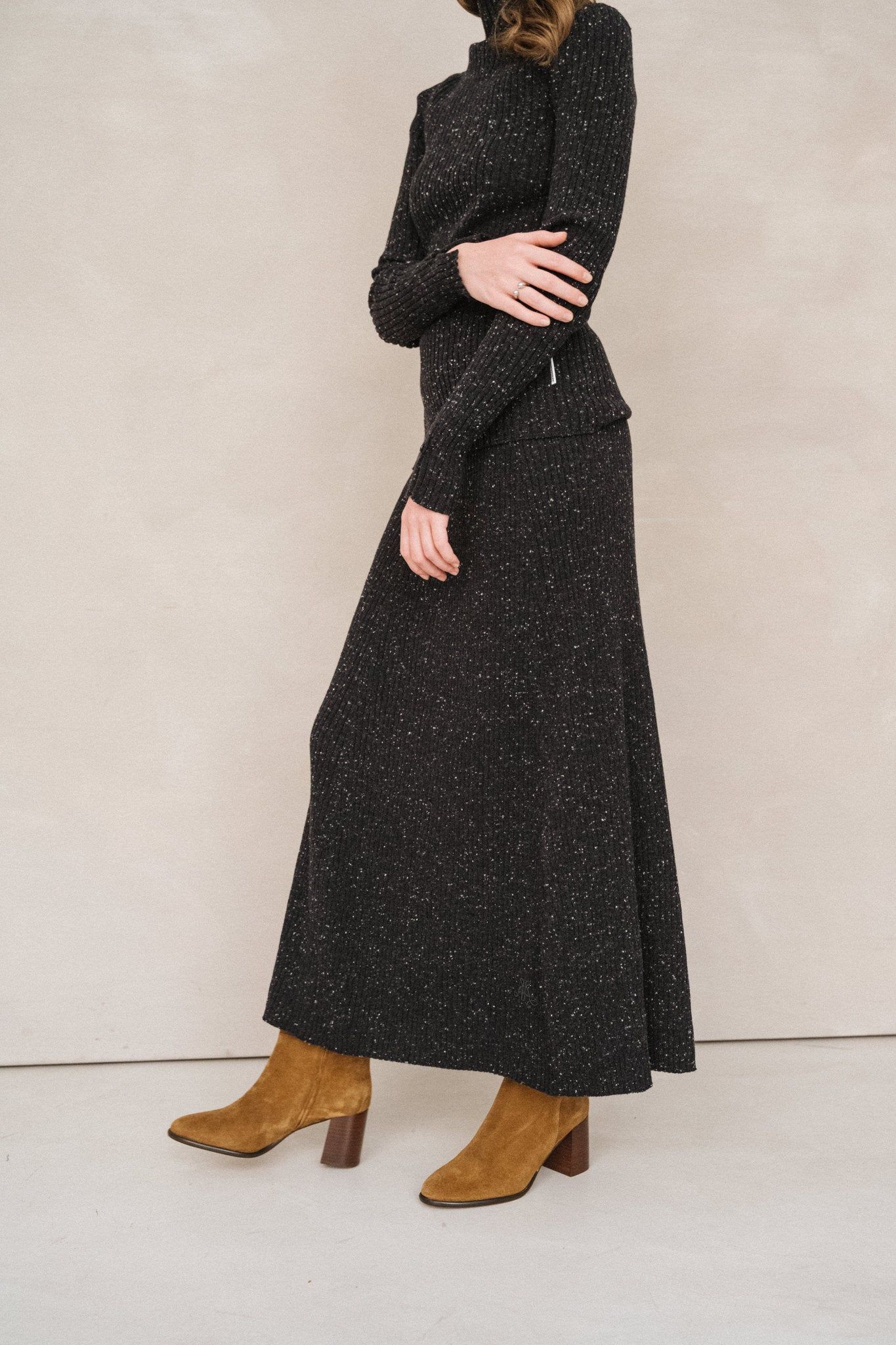 Langer Rippstrickrock aus Bio-Baumwolle und Wolle | Schwarz "hanaa tweed - black-oatmilk", Armedangels, Foto 3