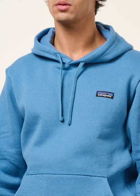 Sweat à capuche en coton et matière recyclée | bleu "p-6 label uprisal hoody - shrb" - Patagonia