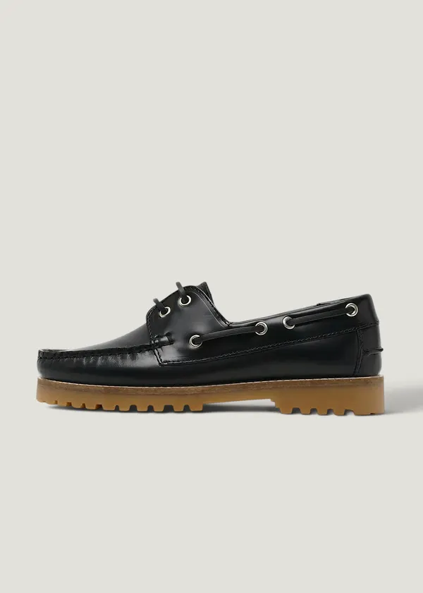 Chaussures bateau en cuir certifié | noir "ollie boat shoe - black polido leather / gum sole", Garment Project